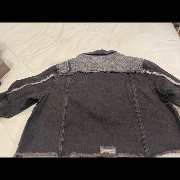 New without Tags White Birch Distressed Denim Jacket with Animal Print Size S - Picture 4 of 4